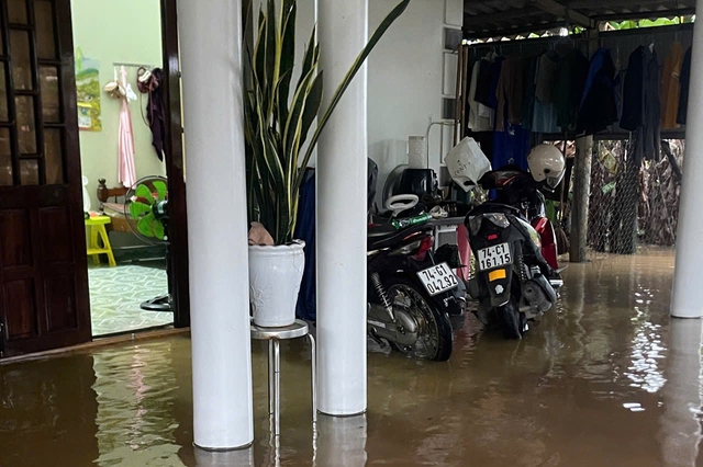 Sống khổ b&ecirc;n cao tốc ở Quảng Trị: 'Trước đ&acirc;y chưa bao giờ ngập như thế!'- Ảnh 2.