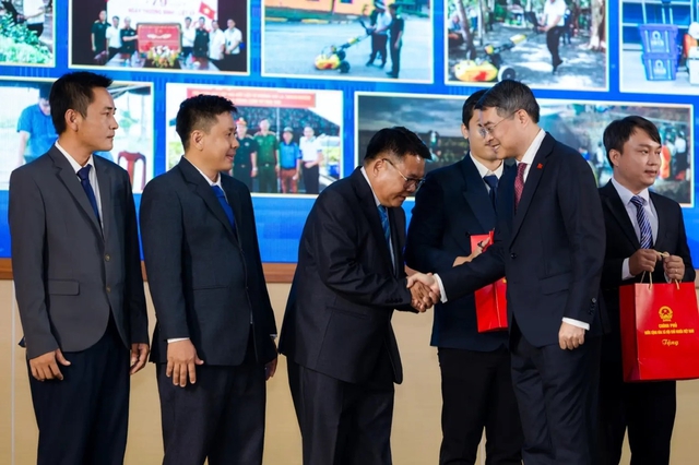 Khen thưởng nh&agrave; khoa học ứng dụng c&ocirc;ng nghệ t&igrave;m kiếm h&agrave;i cốt liệt sĩ - Ảnh 1.