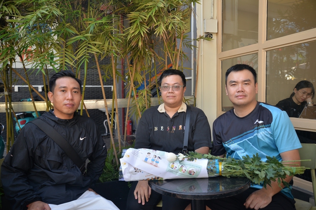 Người trẻ rưng rưng mang hoa trắng tiễn đưa các anh hùng liệt sĩ - Ảnh 8.
