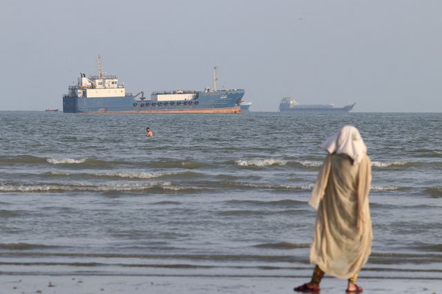 Liên tiếp chìm tàu hàng ở eo biển Hormuz giữa căng thẳng Mỹ - Iran - Ảnh 1.