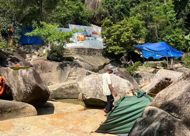 Thực hư tin đồn 'nước thánh' chữa bệnh ở hồ Đá Xẻ- Ảnh 3.