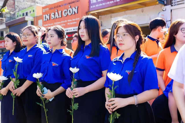 Áo xanh, nhành hoa trắng và lòng biết ơn - Ảnh 10.