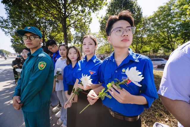 Áo xanh, nhành hoa trắng và lòng biết ơn - Ảnh 9.