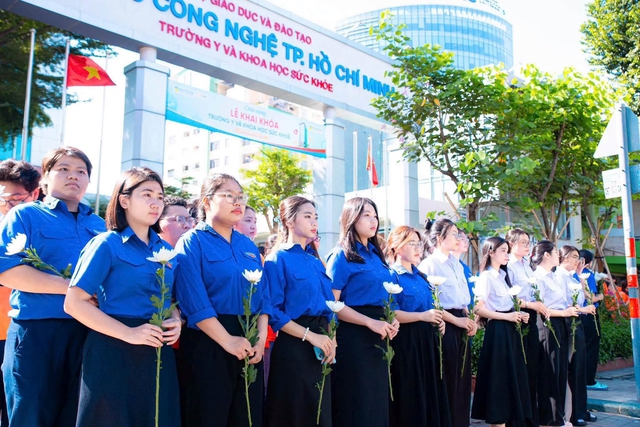 Áo xanh, nhành hoa trắng và lòng biết ơn - Ảnh 12.