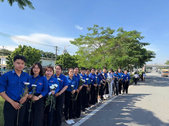 Áo xanh, nhành hoa trắng và lòng biết ơn - Ảnh 8.