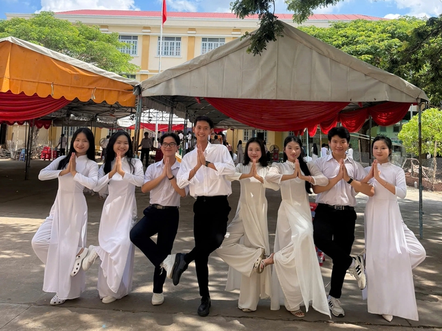 Thầy giáo thể chất hát 'dạy dỗ' học sinh không thuộc bài - Ảnh 2.