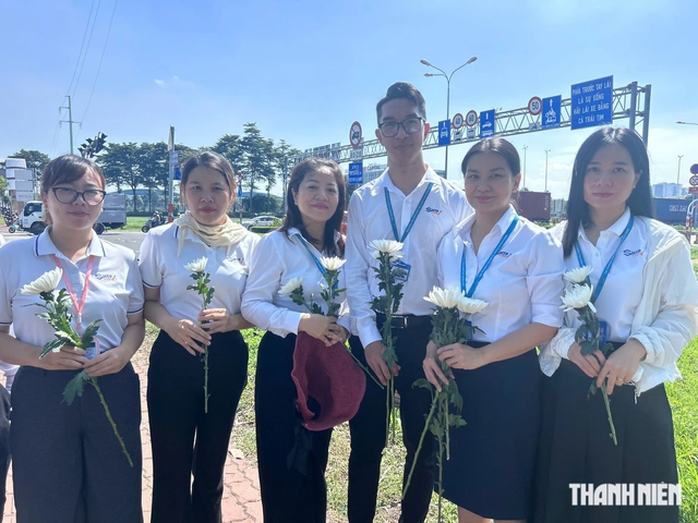 Bạn trẻ đứng dọc các tuyến đường dẫn về Nghĩa trang liệt sĩ TP.HCM để tri ân - Ảnh 11.