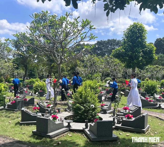 Bạn trẻ đứng dọc các tuyến đường dẫn về Nghĩa trang liệt sĩ TP.HCM để tri ân - Ảnh 17.