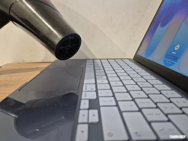 Đi trong trời mưa, laptop, điện thoại d&iacute;nh nước, phải l&agrave;m sao? - Ảnh 2.