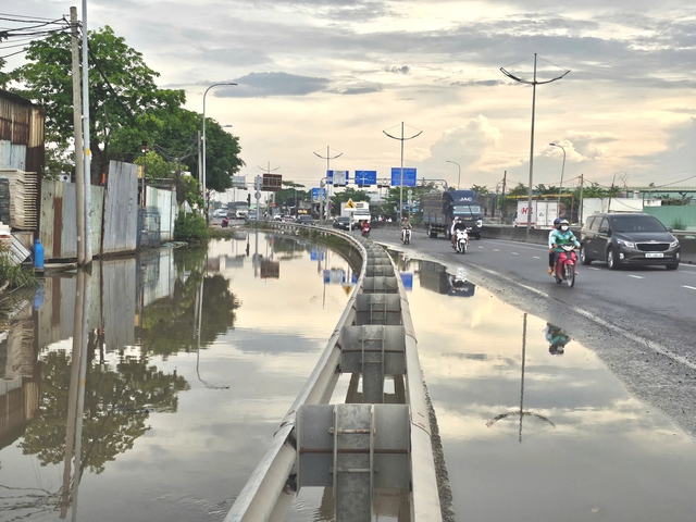 Đường V&otilde; Trần Ch&iacute; ngập nước k&eacute;o d&agrave;i, người d&acirc;n nơm nớp lo tai nạn - Ảnh 1.