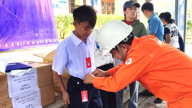 C&aacute;c đơn vị trong EVNGENCO2 chung tay tiếp sức học sinh đến trường - Ảnh 4.