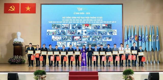Khen thưởng nh&agrave; khoa học ứng dụng c&ocirc;ng nghệ t&igrave;m kiếm h&agrave;i cốt liệt sĩ - Ảnh 2.
