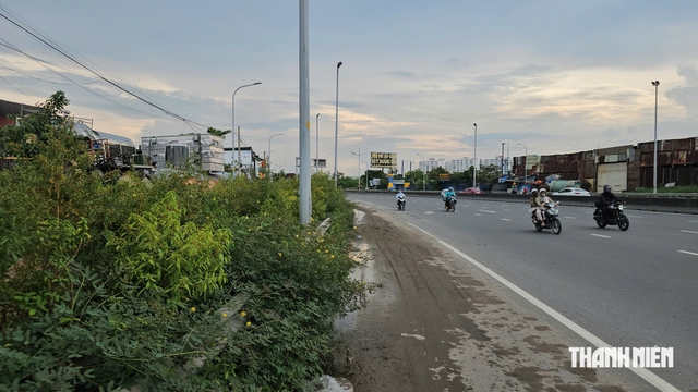 Đường V&otilde; Trần Ch&iacute; ngập nước k&eacute;o d&agrave;i, người d&acirc;n nơm nớp lo tai nạn - Ảnh 5.
