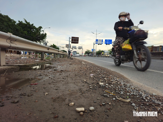 Đường V&otilde; Trần Ch&iacute; ngập nước k&eacute;o d&agrave;i, người d&acirc;n nơm nớp lo tai nạn - Ảnh 4.