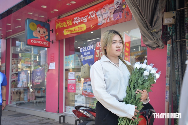 Người trẻ rưng rưng mang hoa trắng tiễn đưa các anh hùng liệt sĩ - Ảnh 4.