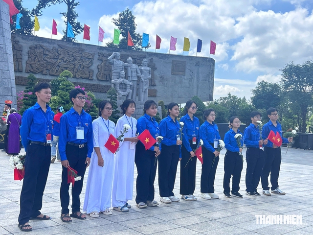 Bạn trẻ đứng dọc các tuyến đường dẫn về Nghĩa trang liệt sĩ TP.HCM để tri ân - Ảnh 1.