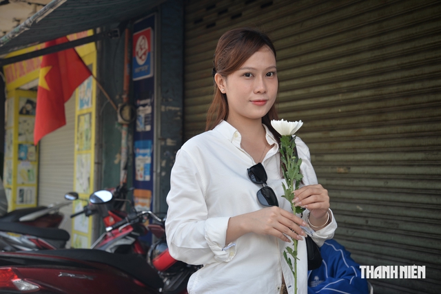 Người trẻ rưng rưng mang hoa trắng tiễn đưa các anh hùng liệt sĩ - Ảnh 7.