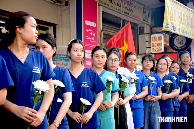 Người trẻ rưng rưng mang hoa trắng tiễn đưa các anh hùng liệt sĩ - Ảnh 3.