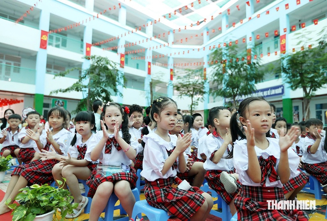 Dạy tiếng Anh bắt buộc từ lớp 1: Nặng đọc viết sẽ khiến trẻ áp lực - Ảnh 1.
