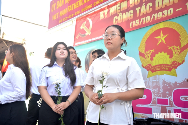 Người trẻ rưng rưng mang hoa trắng tiễn đưa các anh hùng liệt sĩ - Ảnh 5.