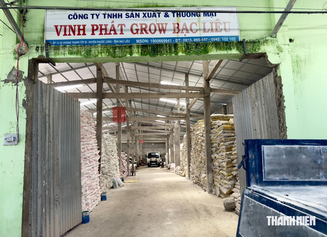 Công an Cà Mau bắt bị can sản xuất và bán 52,5 tấn phân bón giả- Ảnh 2.