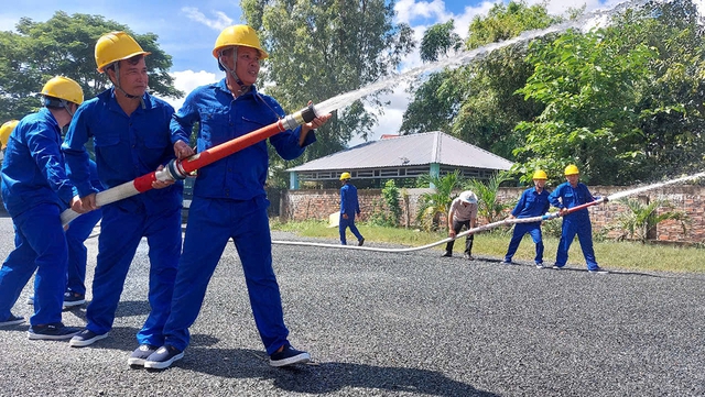 Người đàn ông chi tiền tỉ mua thiết bị và lập đội chữa cháy tình nguyện- Ảnh 3.