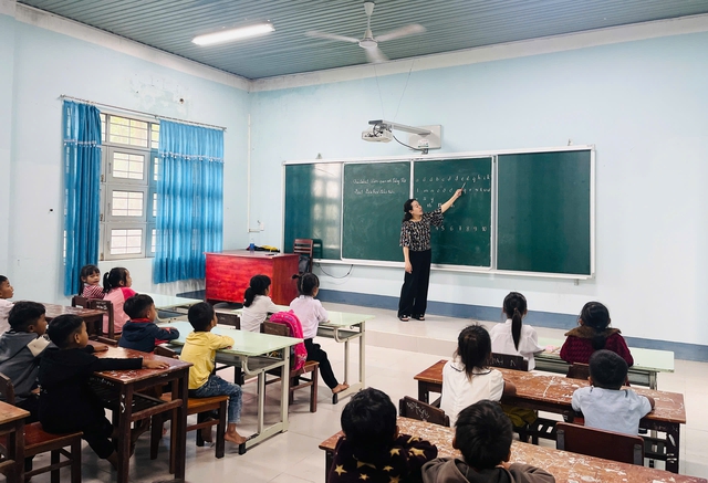 Nhiều hiệu trưởng xuống làm giáo viên sau sắp xếp, Sở GD-ĐT yêu cầu làm rõ - Ảnh 2.