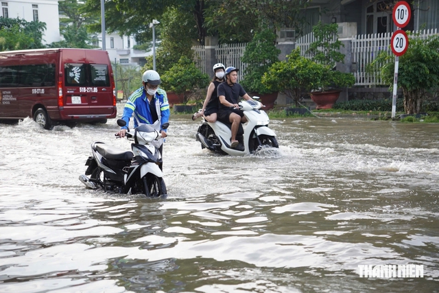 Xe chết máy giữa đường ngập, tuyệt đối đừng làm những điều này... - Ảnh 1.