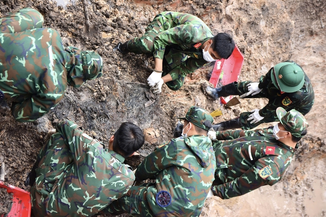 Sau lễ an táng, hômnaytìm thêm 8 hài cốt liệt sĩ tại công viên Lê Thị Riêng - Ảnh 1.