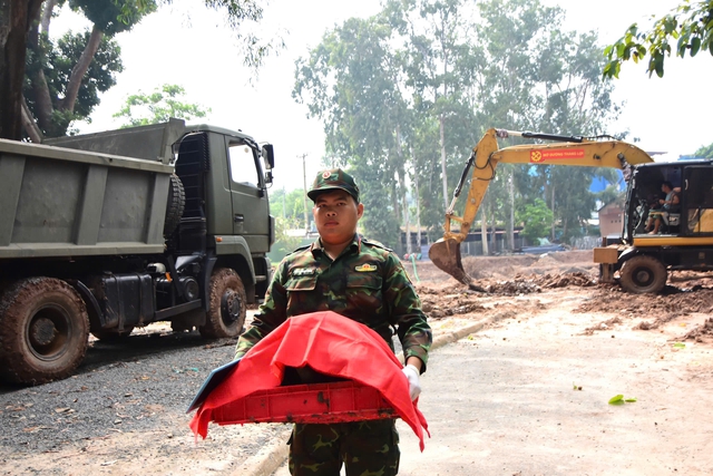 Sau lễ an táng, hômnaytìm thêm 8 hài cốt liệt sĩ tại công viên Lê Thị Riêng - Ảnh 2.