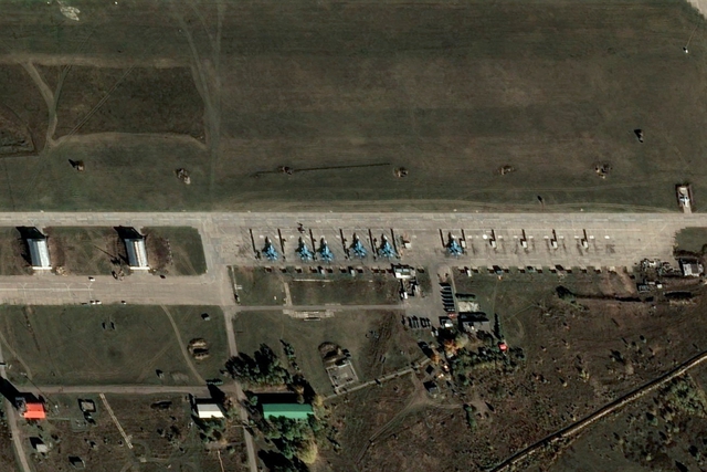 Ukraine tấn công sân bay quân sự Nga, - Ảnh 1.