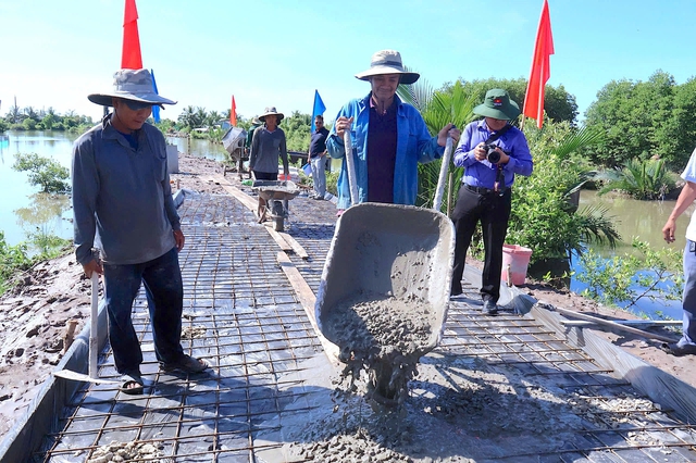 Cà Mau khởi công 22 tuyến đường nông thôn, vốn đầu tư 53,4 tỉ đồng - Ảnh 2.