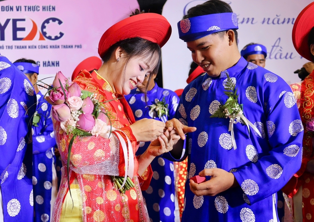 Từng nghĩ cả đời không được mặc áo cưới, nay nhiều cặp đôi vỡ òa hạnh phúc - Ảnh 3.