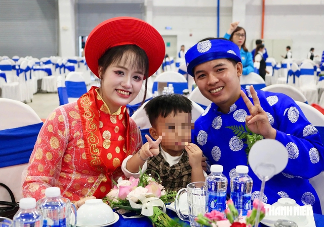 Từng nghĩ cả đời không được mặc áo cưới, nay nhiều cặp đôi vỡ òa hạnh phúc - Ảnh 2.