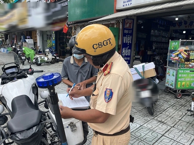 67 xe m&aacute;y đi ngược chiều bị CSGT TP.HCM ghi h&igrave;nh phạt nguội chỉ trong 10 ph&uacute;t - Ảnh 2.
