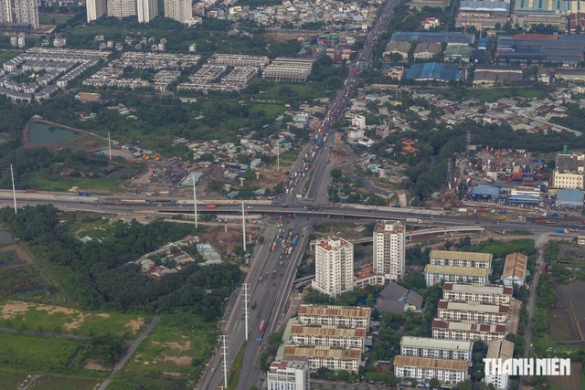 Nút giao 4 tầng ở khu đông TP.HCM hư hỏng mặt đường, gây tiếng ồn lớn - Ảnh 2.