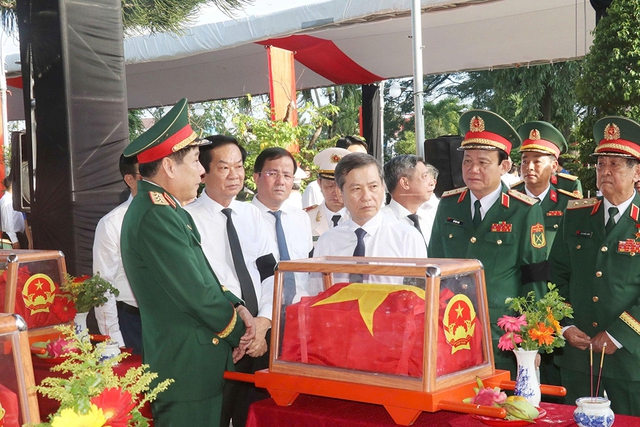 Truy điệu, an táng các liệt sĩ hy sinh tại Vị Xuyên và Cần Thơ- Ảnh 2.