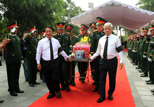 Truy điệu, an táng các liệt sĩ hy sinh tại Vị Xuyên và Cần Thơ- Ảnh 1.