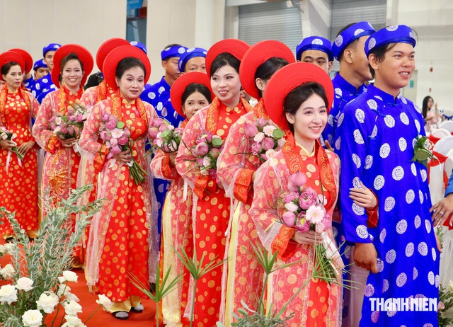 Từng nghĩ cả đời không được mặc áo cưới, nay nhiều cặp đôi vỡ òa hạnh phúc - Ảnh 1.