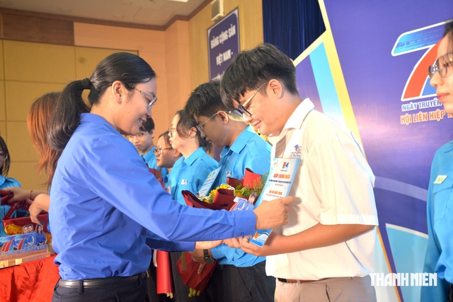 Tuyên dương 40 gương 'Thanh niên sống đẹp' phường Chợ Quán - Ảnh 1.