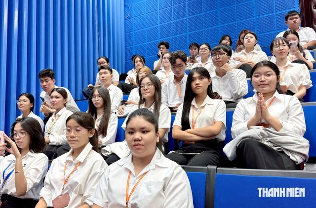 Thầy hiệu trưởng khuyên tân sinh viên tích lũy giá trị, ứng dụng AI có trách nhiệm - Ảnh 2.