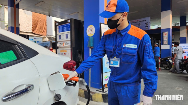 Gi&aacute; xăng dầu mới nhất, &aacute;p dụng từ 15 giờ h&ocirc;m nay 13.10 - Ảnh 1.