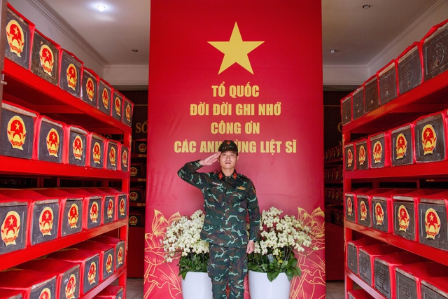 Tấm l&ograve;ng chiến sĩ trẻ với c&aacute;c anh h&ugrave;ng liệt sĩ- Ảnh 1.