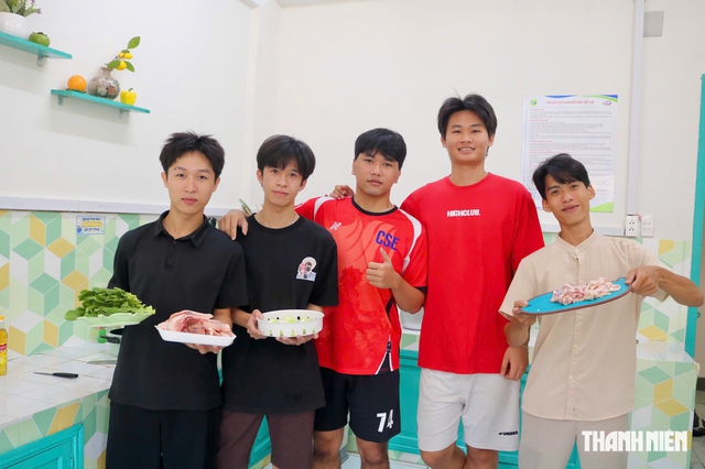 Sinh viên ở ký túc xá nay được tự tay nấu những bữa 'cơm nhà' - Ảnh 2.