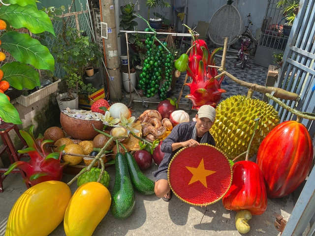 Tô phở khổng lồ cao gần 1,7 m, nhìn từng cọng rau cứ ngỡ đồ thật - Ảnh 4.