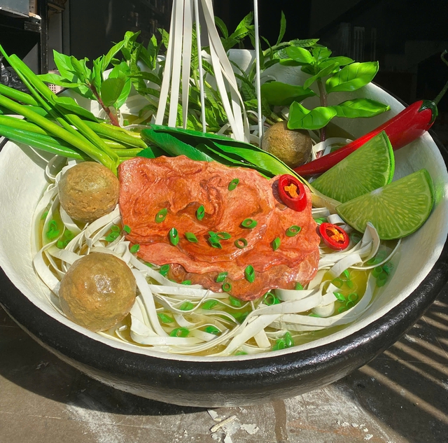 Tô phở khổng lồ cao gần 1,7 m, nhìn từng cọng rau cứ ngỡ đồ thật - Ảnh 3.