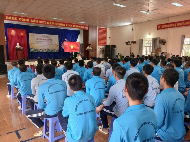 Gần 200 người cai nghiện ma túy học nghề xoa bóp, sửa chữa máy điều hòa- Ảnh 1.