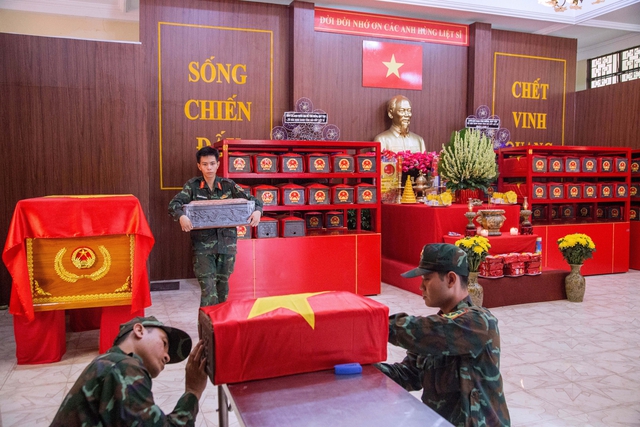 Tấm l&ograve;ng chiến sĩ trẻ với c&aacute;c anh h&ugrave;ng liệt sĩ- Ảnh 2.