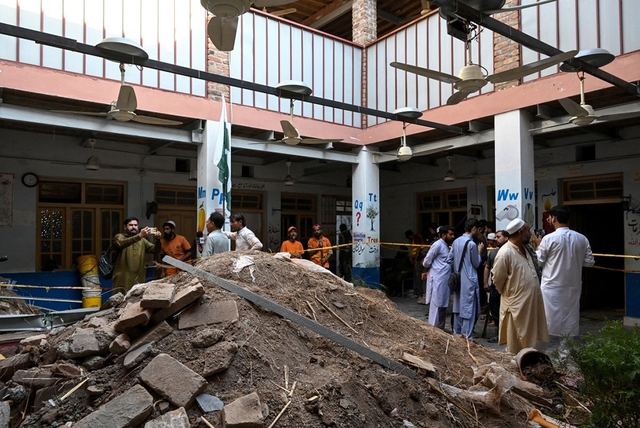 Sập mái trường ở Pakistan, 34 học sinh chết - Ảnh 1.