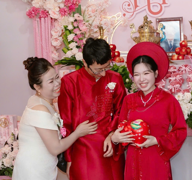Dì tặng heo đất dành dụm 2 năm cho cháu gái trong lễ vu quy - Ảnh 3.
